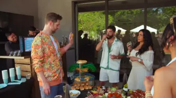 Camisa de satén estampada de Zara Man llevada por Reza Jackson tal como se ve en The Valley: Persian Style (S01E07)