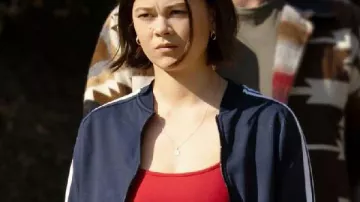 Veste de sport bleue Alice Shrinking S3 portée par Alice (Lukita Maxwell) telle que vue dans Shrinking