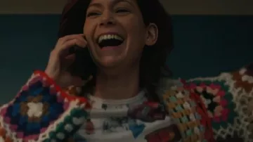 T-shirt graphique Elsbeth S03 Carrie Preston porté par Elsbeth Tascioni (Carrie Preston) tel que vu dans Elsbeth (S03)