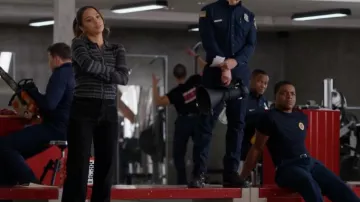 Cardi de polo acanalado Re/Done llevado por May Grant (Corinne Massiah) visto en 9-1-1 (S09E11)