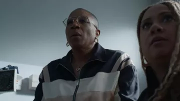 Veste en peluche Saint Lauren en satin crêpe portée par Henrietta Wilson (Aisha Hinds) telle que vue dans 9-1-1 (S09E11)