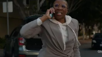 Blazer portefeuille Lafayette 148 New York Responsible Stretch Wool Slim porté par Henrietta Wilson (Aisha Hinds) tel que vu dans le 9-1-1 (S09E11)