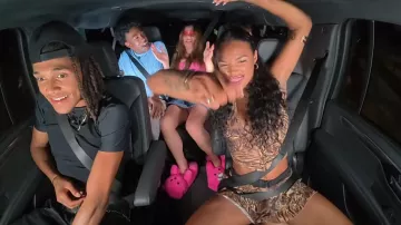 Chaussons en ours en peluche Fashion Nova Be My Sparkle portés par Lila Romanin tels que vus dans Canada Shore (S01E06)