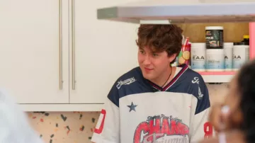 Camiseta de Zara Champs Jersey usada por Ethan Maynard vista en Canada Shore (S01E07)