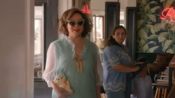 Valentino Garavani Le Chat de La Maison Clutch que lleva Jennifer Tilly y se ve en The Real Housewives of Beverly Hills (S15E11)