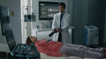 Pantalones de chándal de 5 rayas de la Nación Aviadora usados por Elsbeth Tascioni (Carrie Preston) como se ve en Elsbeth (S03E11)