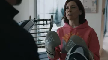 Everlast Elite 2 Boxing Gloves worn by Elsbeth Tascioni (Carrie Preston) as seen in Elsbeth (S03E11)