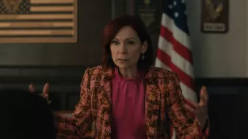 Chemisier en satin H&M porté par Elsbeth Tascioni (Carrie Preston) tel que vu dans Elsbeth (S03E11)