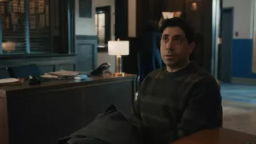 Vince Space Dye, jersey de cuello redondo llevado por Hayward Leach, visto en Elsbeth (S03E11)