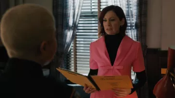 Mini-robe Valentino en laine rose et crêpe à dos ouvert, portée par Elsbeth Tascioni (Carrie Preston) telle que vue dans Elsbeth (S03E11)