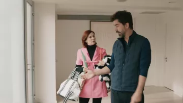 Pensez au sac de tennis Rolyn porté par Elsbeth Tascioni (Carrie Preston) tel qu’on le voit dans Elsbeth (S03E11)