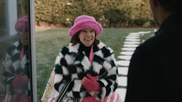 Veste en fausse fourrure Fashion Nova Look Me Out portée par Elsbeth Tascioni (Carrie Preston) telle que vue dans Elsbeth (S03E11)