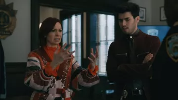 Cardigan à rayures colorées à sequins de Farm Rio porté par Elsbeth Tascioni (Carrie Preston) tel que vu dans Elsbeth (S03E11)