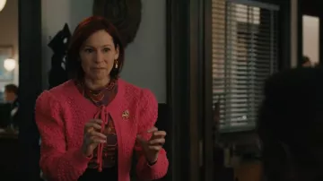Cardigan en laine cropped mixé Alice + Olivia Kitty, porté par Elsbeth Tascioni (Carrie Preston) tel que vu dans Elsbeth (S03E11)