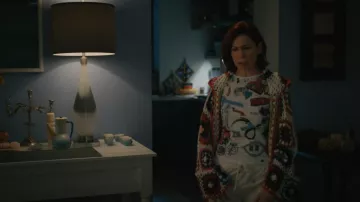 T-shirt Chopova Lowena What’s In My Bag porté par Elsbeth Tascioni (Carrie Preston) tel qu’on le voit dans Elsbeth (S03E11)