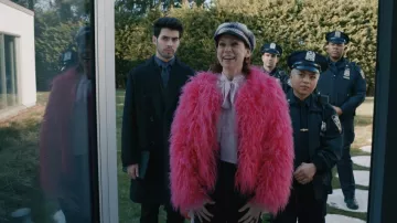 Veston rose à plumes d’Alice + Olivia Kidman portée par Elsbeth Tascioni (Carrie Preston) telle que vue dans Elsbeth (S03E11)