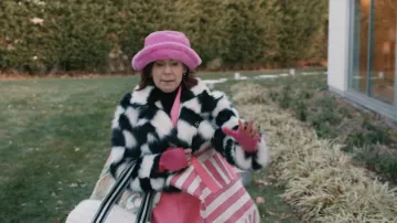 Casquette en peluche pour femmes à imprimé uni, tout duveteux, portée par Elsbeth Tascioni (Carrie Preston) comme vue dans Elsbeth (S03E11)