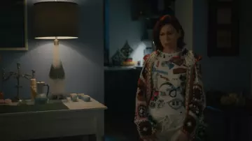 Cárdigan con capucha cuadrada Saachi Granny Grandy que lleva Elsbeth Tascioni (Carrie Preston) tal como se ve en Elsbeth (S03E11)