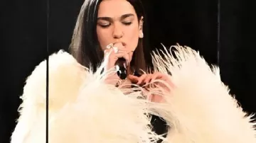 BRIT Awards 2026 Dua Lipa Fur Coat en el videoclip Mark Ronson - Live at The BRIT Awards 2026 (con Ghostface Killah y Dua Lipa)