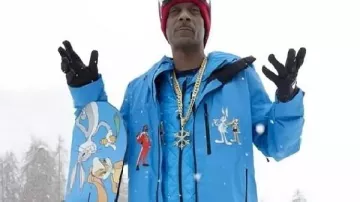 Snoop Dogg X Looney Tunes Blue Tracksuit in Hit the Slopes with the Looney Tunes and Snoop Dogg! | @wbkids @BurtonSnowboards