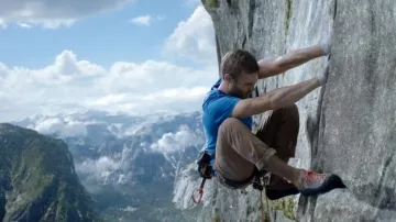 Zapatos de escalada Mythos Eco usados por Ben Pownall (Alex Roe) tal como se ve en Siren (S02E01)