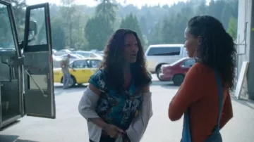 Blusa floral marrón Barn Brown Blue llevada por Susan Bishop (Garcelle Beauvais) como se ve en Siren (S02E01)