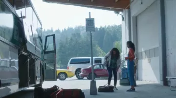 Vans Suede Low Top Sneakers llevadas por Maddie Bishop (Fola Evans-Akingbola) tal como se ve en Siren (S02E01)