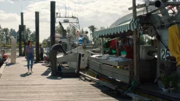 Slip Ons nativos en Jericho usados por Ryn (Eline Powell) como se ve en Siren (S02E01)