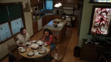 Vajilla Pfaltzgraff Wyatt utilizada por Bishop tal como se ve en Siren (S02E01)