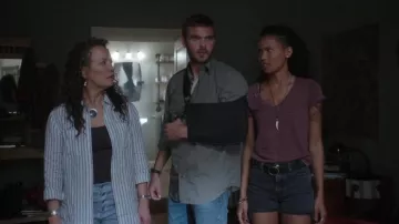 Los pantalones cortos vaqueros negros de Levi's usados por Maddie Bishop (Fola Evans-Akingbola) tal como se ve en Siren (S02E01)