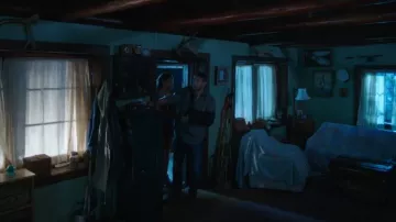 Chaussures de trekking Merrell portées par Ben Pownall (Alex Roe) telles que vues dans Siren (S02E01)