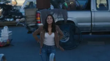 Veste moto en cuir en suède brun grains de café de NYC portée par Nicole Martinez (Natalee Linez) telle que vue dans Siren (S02E01)