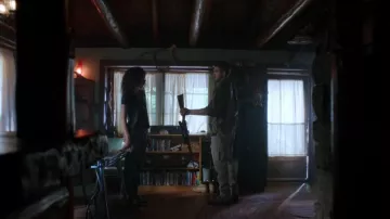 Vans zapatillas de ante azul marino usadas por Maddie Bishop (Fola Evans-Akingbola) vistas en Siren (S02E02)
