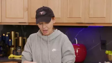 Sweat à capuche Nike Women’s Sportswear Club en polaire à fermeture éclair intégrale porté par Drita D’Avanzo tel que vu dans House of Villains (S03E02)