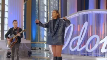 Blazer oversize Akira Daytime Lovin porté par Mary Jo Young tel que vu dans American Idol (S24E04)