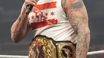 Débardeur porté par CM Punk dans Roman Reigns et CM Punk s’affrontent Segment complet - WWE Raw 02/03/2026