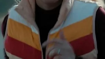 Gilet porté par Carol (Linda Cardellini) au DTF St. Louis