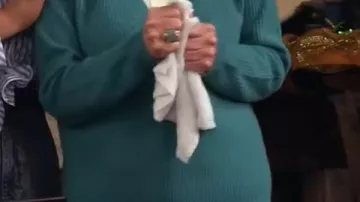 Pull à col en V porté par Bobbie (Reba McEntire) chez Happy