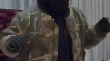 Veste bomber portée par Drake Toosie dans Why The Raf Simons Riot Bomber se vend 47 000 $