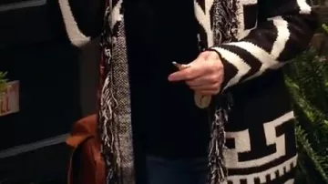 Cardigan à franges imprimées porté par Bobbie (Reba McEntire) dans Happy’s Place