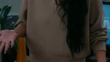 Sweat porté par Ceci (Gigi Zumbado) au DMV