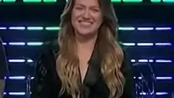 The Voice S29 Kelly Clarkson Blazer en dentelle noire de Kelly Clarkson dans The Voice