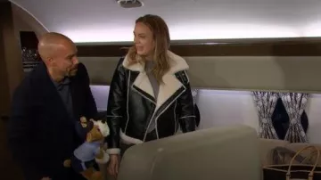 Chaqueta Superdown Genna con cremallera usada por Abby Newman (Melissa Ordway) como se ve en The Young and the Restless el 11 de febrero de 2026