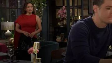 Camiseta Srg Cleo en Dark Cherry llevada por Audra Charles (Zuleyka Silver) como se ve en The Young and the Restless el 13 de febrero de 2026