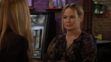 Blusa Veronica Beard Ashlynn llevada por Sharon Newman (Sharon Case) vista en The Young and the Restless el 13 de febrero de 2026
