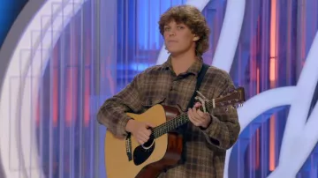 JCPenney Arizona Shirt Shirt pour hommes portée par Mor telle que vue dans American Idol (S24E04)