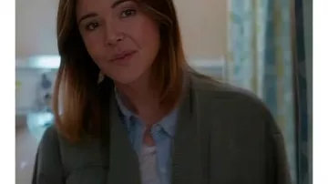 Veste verte Christa Miller de Shrinking S03 portée par Liz (Christa Miller) telle que vue dans Shrinking
