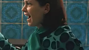 Cárdigan de lunares verdes Carrie Preston Elsbeth S03 llevado por Elsbeth Tascioni (Carrie Preston) tal como se ve en Elsbeth (T03)