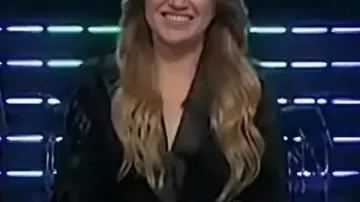 The Voice S29 Blazer en dentelle Kelly Clarkson