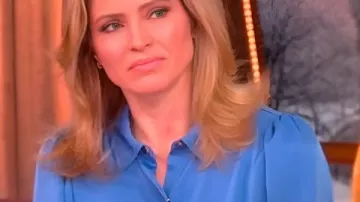 La camiseta de satén azul Sara Haines 2026 de The View de Sara Haines tal como se ve en The View